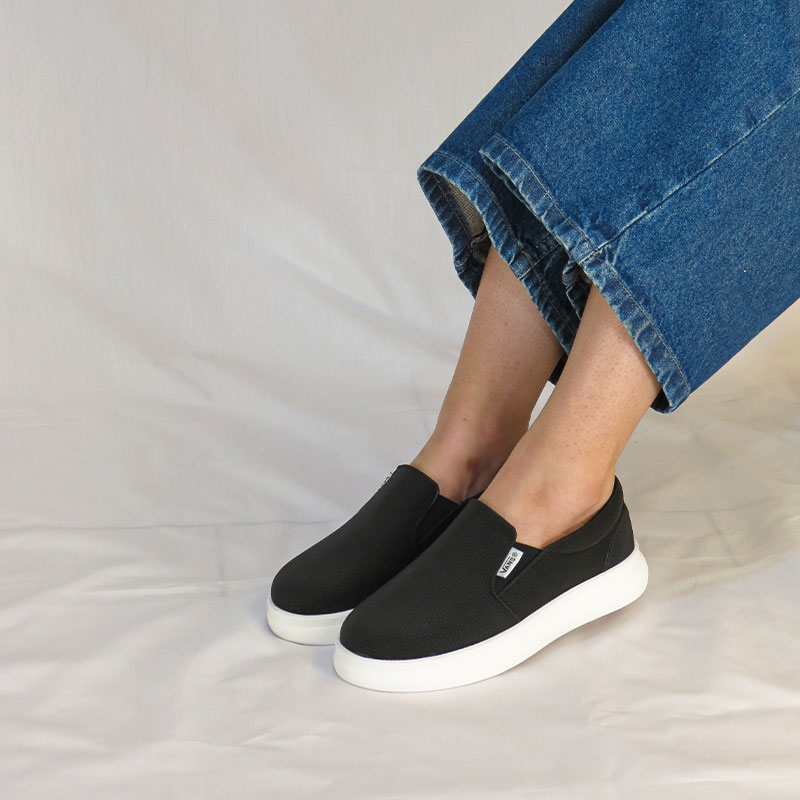 vans-slip-on-women-black-comfort-shoes کفش اسپرت زنانه وینز اسلیپ آن ،کفش راحتی بدون بند با کفی طبی و رویه چرم صنعتی - تصویر 1